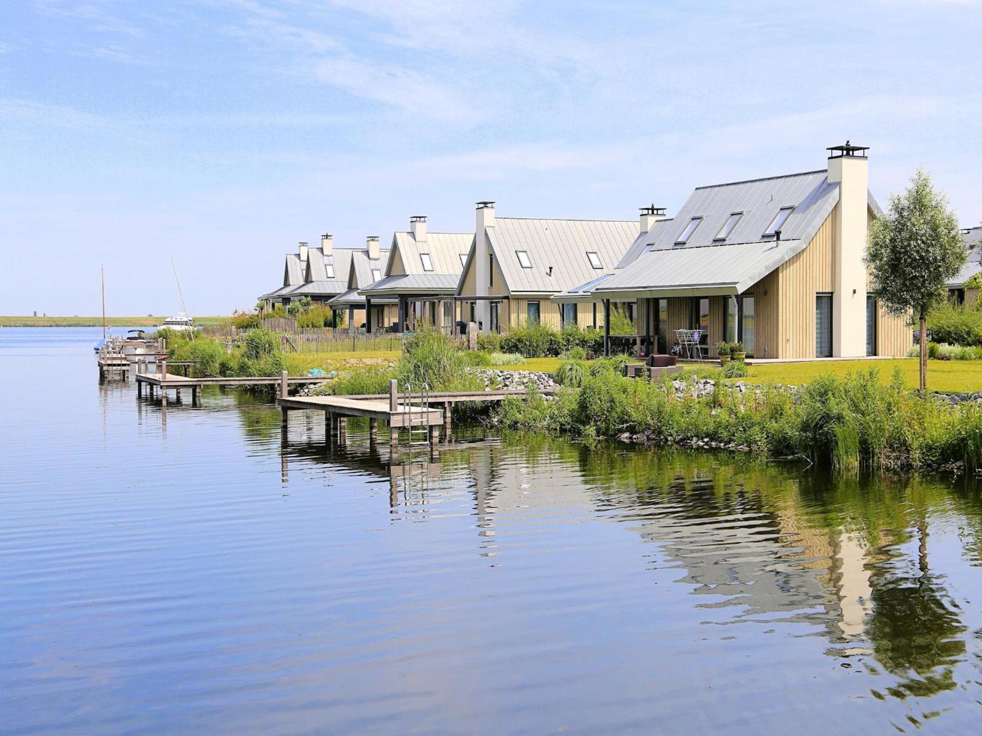Vakantiehuis Modern On The Water In A National Park Tholen